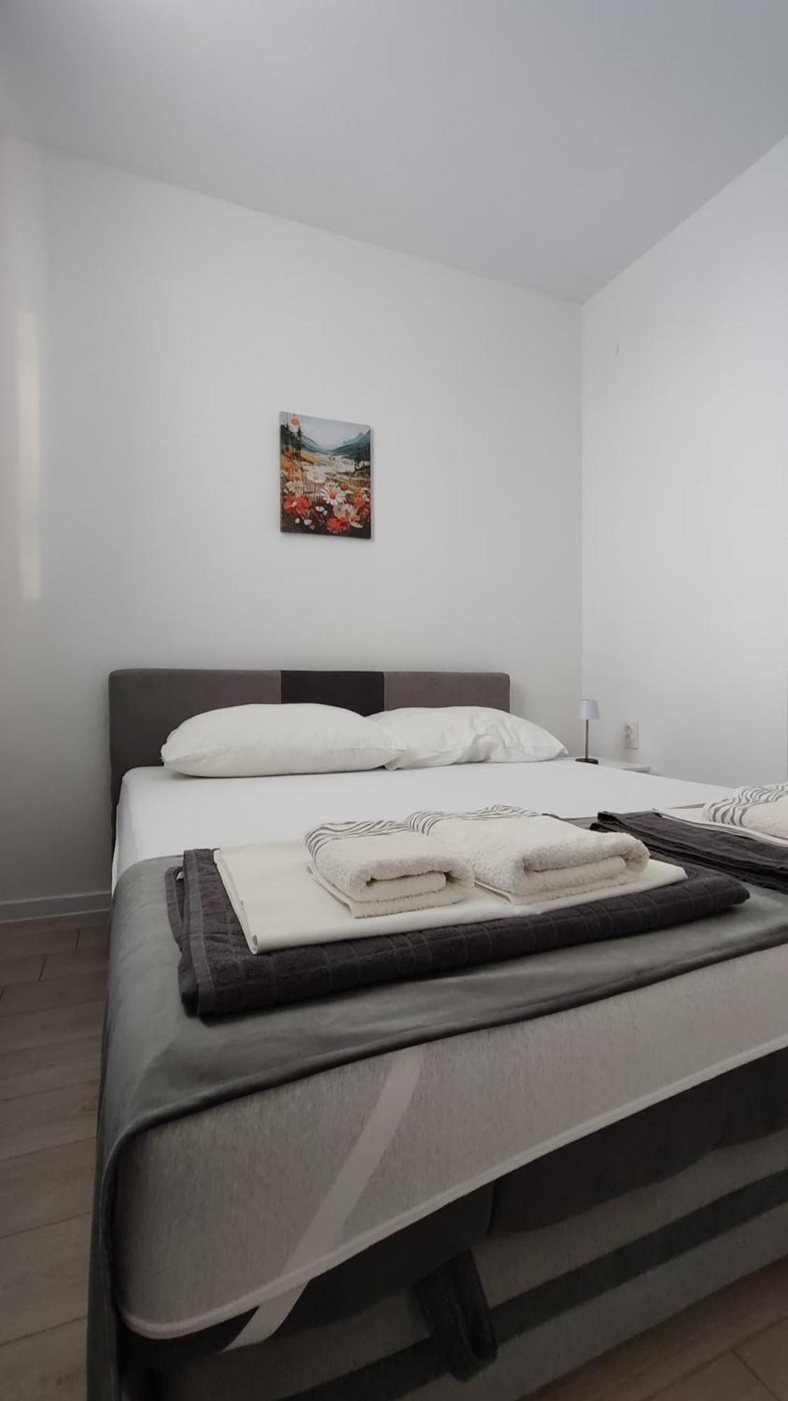 Apartments Glibic 泽斯特拉格 外观 照片