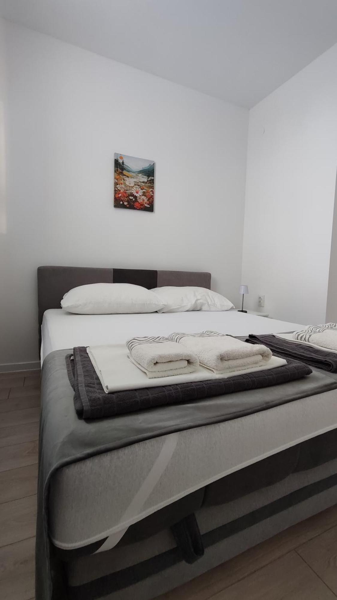 Apartments Glibic 泽斯特拉格 外观 照片