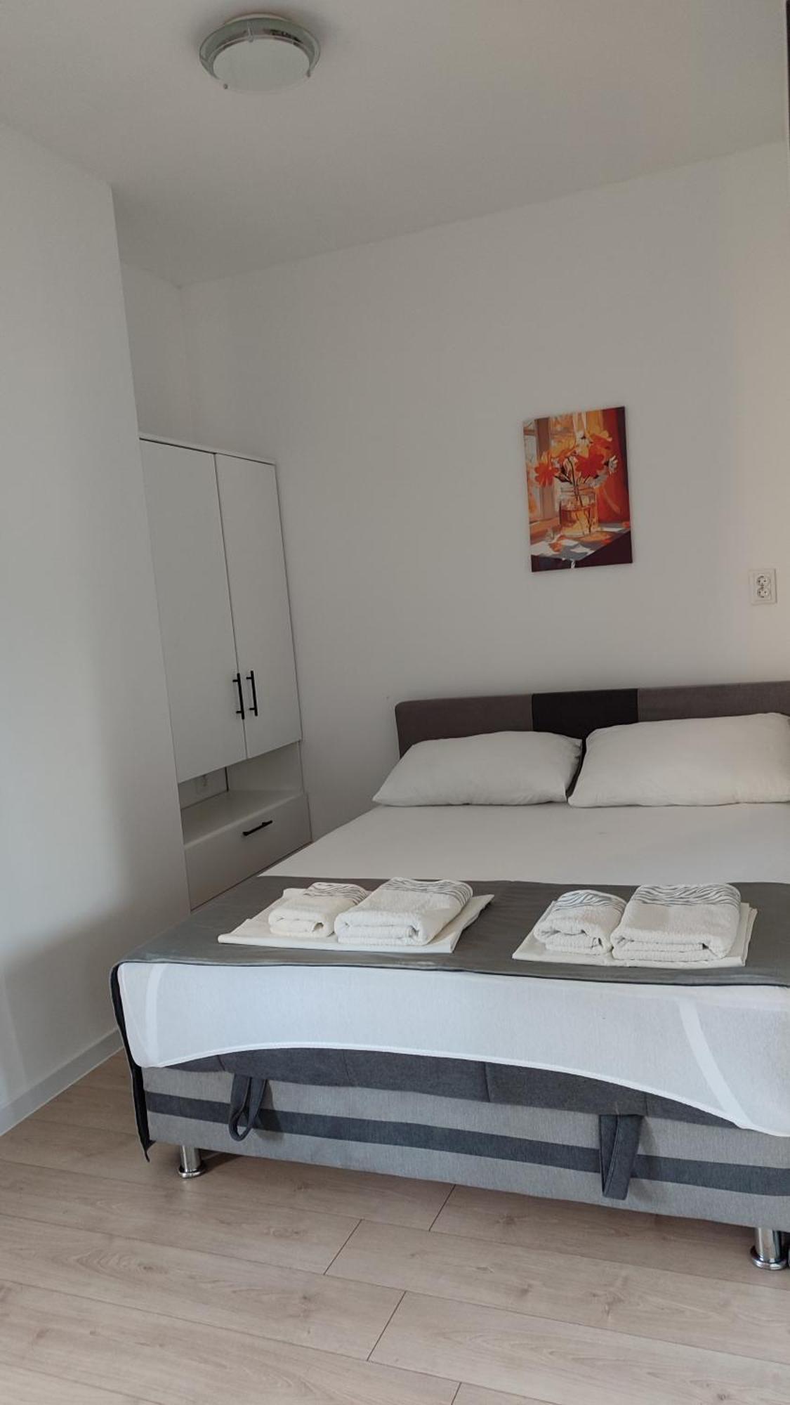 Apartments Glibic 泽斯特拉格 外观 照片